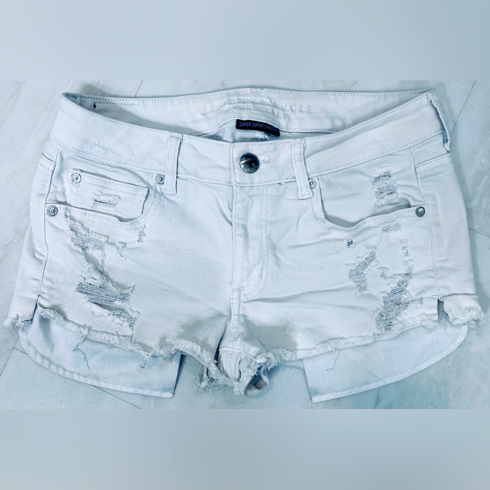 American Eagle white jean shorts. Size 8. Great stretch!